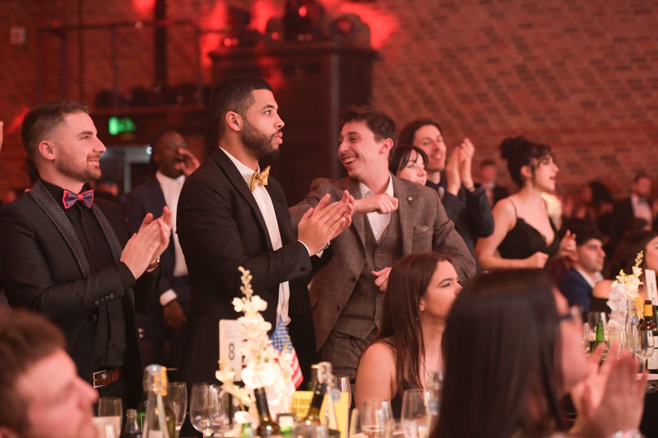 Public en soirée de gala, en pleine ovation